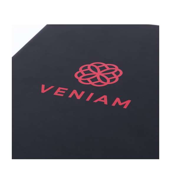 Bloc de notas con tapas de suave tacto acabadas en polipiel. En elegante color negro, con elástico de cierre, marcapáginas y soporte elástico para bolígrafo en vivos colores. Recubrimiento exterior especialmente diseñado para marcaje en láser, con el que conseguirá que su publicidad o marca quede perfectamente grabada en color a juego con el del artículo. Incluye 100 hojas con disposición a una raya.