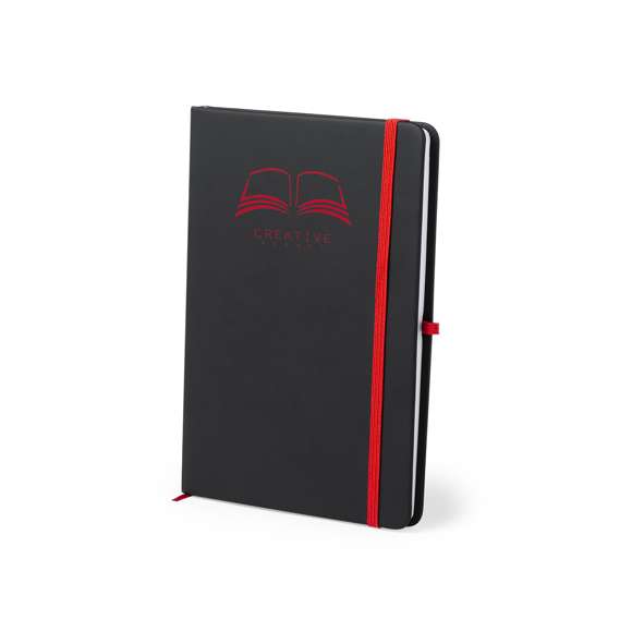 Bloc de notas con tapas de suave tacto acabadas en polipiel. En elegante color negro, con elástico de cierre, marcapáginas y soporte elástico para bolígrafo en vivos colores. Recubrimiento exterior especialmente diseñado para marcaje en láser, con el que conseguirá que su publicidad o marca quede perfectamente grabada en color a juego con el del artículo. Incluye 100 hojas con disposición a una raya.