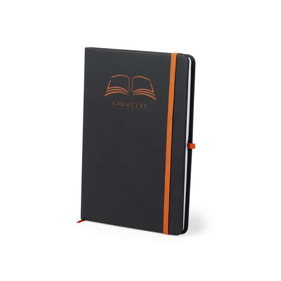 Bloc de notas con tapas de suave tacto acabadas en polipiel. En elegante color negro, con elástico de cierre, marcapáginas y soporte elástico para bolígrafo en vivos colores. Recubrimiento exterior especialmente diseñado para marcaje en láser, con el que conseguirá que su publicidad o marca quede perfectamente grabada en color a juego con el del artículo. Incluye 100 hojas con disposición a una raya.