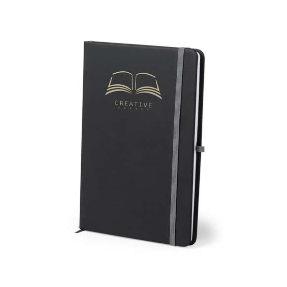Bloc de notas con tapas de suave tacto acabadas en polipiel. En elegante color negro, con elástico de cierre, marcapáginas y soporte elástico para bolígrafo en vivos colores. Recubrimiento exterior especialmente diseñado para marcaje en láser, con el que conseguirá que su publicidad o marca quede perfectamente grabada en color a juego con el del artículo. Incluye 100 hojas con disposición a una raya.