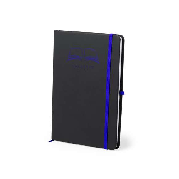 Bloc de notas con tapas de suave tacto acabadas en polipiel. En elegante color negro, con elástico de cierre, marcapáginas y soporte elástico para bolígrafo en vivos colores. Recubrimiento exterior especialmente diseñado para marcaje en láser, con el que conseguirá que su publicidad o marca quede perfectamente grabada en color a juego con el del artículo. Incluye 100 hojas con disposición a una raya.