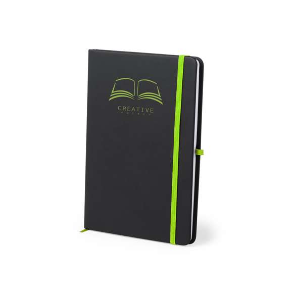 Bloc de notas con tapas de suave tacto acabadas en polipiel. En elegante color negro, con elástico de cierre, marcapáginas y soporte elástico para bolígrafo en vivos colores. Recubrimiento exterior especialmente diseñado para marcaje en láser, con el que conseguirá que su publicidad o marca quede perfectamente grabada en color a juego con el del artículo. Incluye 100 hojas con disposición a una raya.