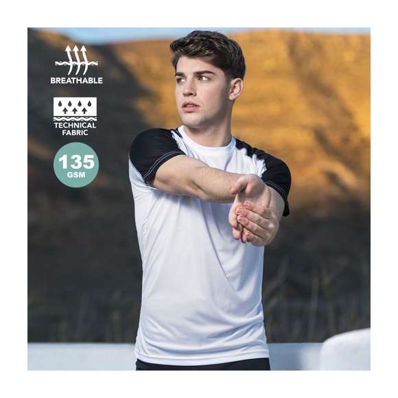 Camiseta técnica para adulto en material dynamic, altamente transpirable y confeccionada en tela 100% poliéster de 135g/m2. Original diseño en color blanco, con franja de color en las mangas. Disponible en variados colores y en tallas S, M, L, XL, XXL.