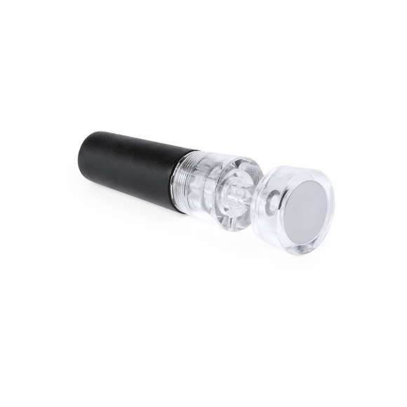 Tapón con bomba de vacío para botellas de vino en elegante diseño de color negro y transparente. Parte superior del tapón metálica para marcaje en láser o tampografía. Presentado en caja individual.