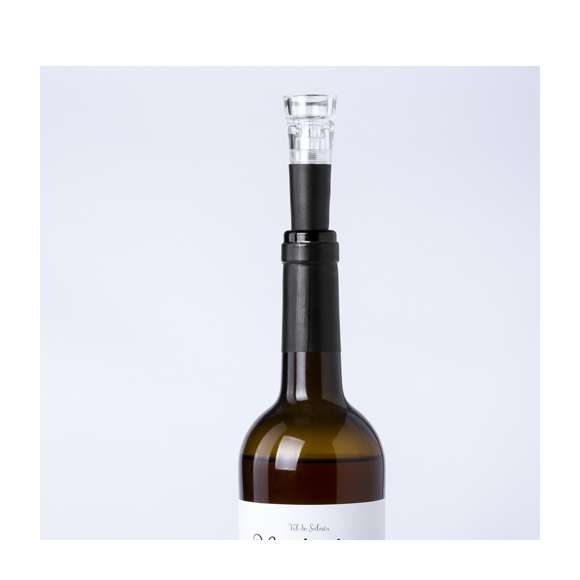 Tapón con bomba de vacío para botellas de vino en elegante diseño de color negro y transparente. Parte superior del tapón metálica para marcaje en láser o tampografía. Presentado en caja individual.