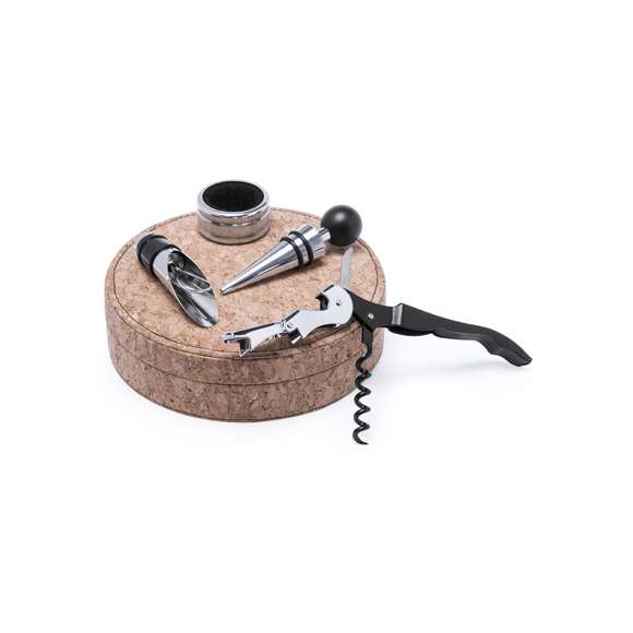 Set de vinos de elegante diseño circular con acabado en corcho natural. Accesorios de acero inox, incluye sacacorchos de 2 tiempos con cortacápsulas y abridor, tapón, dosificador y recogegotas. Presentado en estuche individual de corcho con interior en suave espuma troquelada de color beige.
