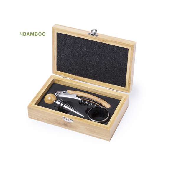 Set de vinos acabado en madera bambú. Accesorios de acero inox. Incluye sacacorchos, dosificador y recogegotas. Presentado en estuche individual de madera de bambú, con interior troquelado.