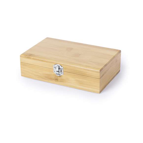 Set de vinos acabado en madera bambú. Accesorios de acero inox. Incluye sacacorchos, dosificador y recogegotas. Presentado en estuche individual de madera de bambú, con interior troquelado.