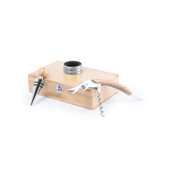Set de vinos acabado en madera bambú. Accesorios de acero inox. Incluye sacacorchos, dosificador y recogegotas. Presentado en estuche individual de madera de bambú, con interior troquelado.