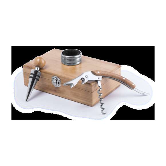 Set de vinos acabado en madera bambú. Accesorios de acero inox. Incluye sacacorchos, dosificador y recogegotas. Presentado en estuche individual de madera de bambú, con interior troquelado.