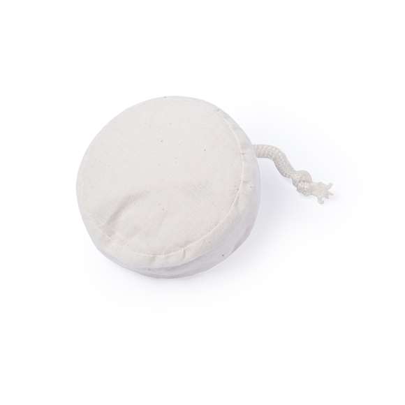 Bolsa plegable ecológica en resistente algodón de 105g/m2 en color blanco natural. Con cómodas asas largas de 2,5x70cm y cordón a juego. Accesorio de ajuste para fácil plegado.