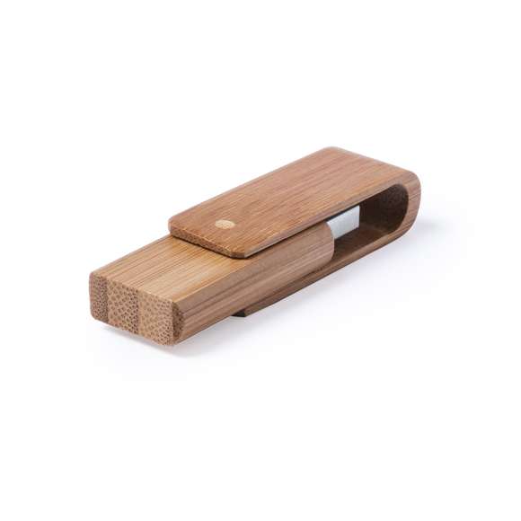 Memoria USB de 16GB de capacidad, con mecanismo giratorio y acabado en suave madera de bambú. Presentada en estuche individual de cartón reciclado.