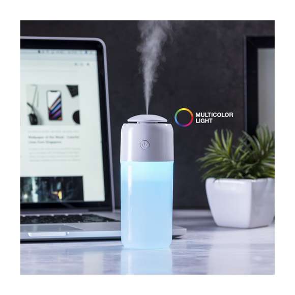  	Elegante y decorativo humidificador con con luz led de 2 posiciones e iluminación multicolor. Cuenta con 2 tipos de vaporización: modo continuo y a intervalos. Para uso en estancias de hasta 25m2, con filtro de recambio y cable de corriente USB. Presentado en atractiva caja de diseño.