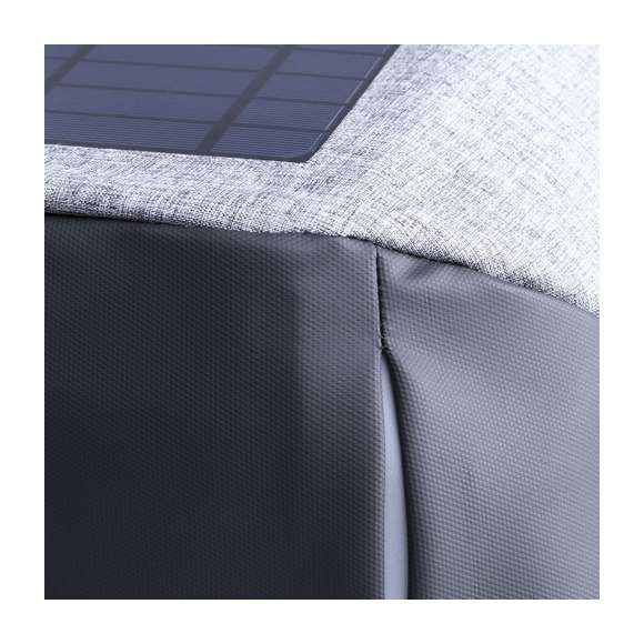 Mochila cargador con panel de carga solar en resistente poliéster 1200D. Resistente al agua, con salida USB para carga -powerbank no incluido- y cierre de seguridad con contraseña. Compartimento principal con doble tirador, con bolsillo acolchado para ordenador portátil de hasta 15 pulgadas y tablet de hasta 10 pulgadas. Cintas de hombros y espalda con acolchado ergonómico.