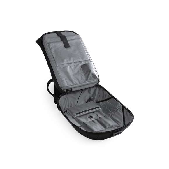 Mochila cargador con panel de carga solar en resistente poliéster 1200D. Resistente al agua, con salida USB para carga -powerbank no incluido- y cierre de seguridad con contraseña. Compartimento principal con doble tirador, con bolsillo acolchado para ordenador portátil de hasta 15 pulgadas y tablet de hasta 10 pulgadas. Cintas de hombros y espalda con acolchado ergonómico.