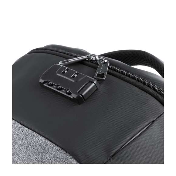 Mochila cargador con panel de carga solar en resistente poliéster 1200D. Resistente al agua, con salida USB para carga -powerbank no incluido- y cierre de seguridad con contraseña. Compartimento principal con doble tirador, con bolsillo acolchado para ordenador portátil de hasta 15 pulgadas y tablet de hasta 10 pulgadas. Cintas de hombros y espalda con acolchado ergonómico.