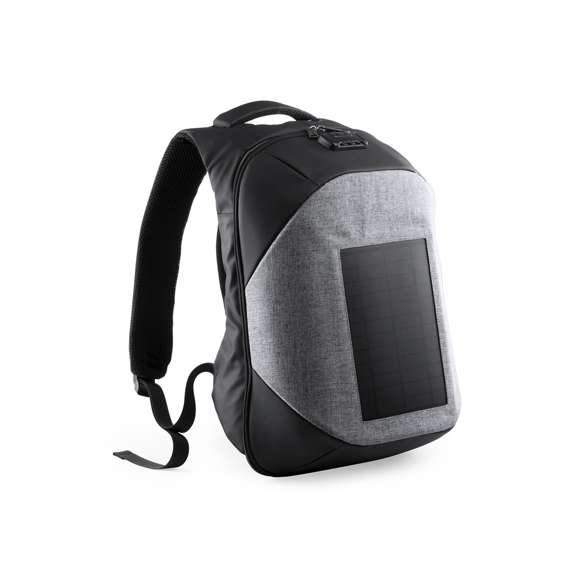 Mochila cargador con panel de carga solar en resistente poliéster 1200D. Resistente al agua, con salida USB para carga -powerbank no incluido- y cierre de seguridad con contraseña. Compartimento principal con doble tirador, con bolsillo acolchado para ordenador portátil de hasta 15 pulgadas y tablet de hasta 10 pulgadas. Cintas de hombros y espalda con acolchado ergonómico.
