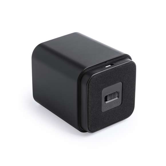 Altavoz con conexión Bluetooth®, luz led interior y cuerpo especialmente diseñado para marcaje en láser, iluminando así el logotipo. Con 3W de potencia y función manos libres. Recargable mediante cable USB -incluido- y presentado en una atractiva caja de diseño.