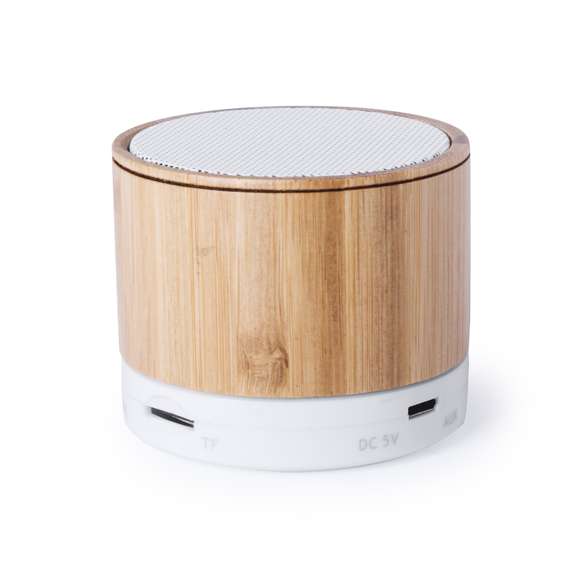 Compacto altavoz con cuerpo en bambú y conexión Bluetooth®. Rejilla metálica, con 3W de potencia, función manos libres, una ranura para tarjetas mini SD, función radio FM, y base antideslizante. Recargable mediante cable USB -incluido- y presentado en una atractiva caja de diseño.
