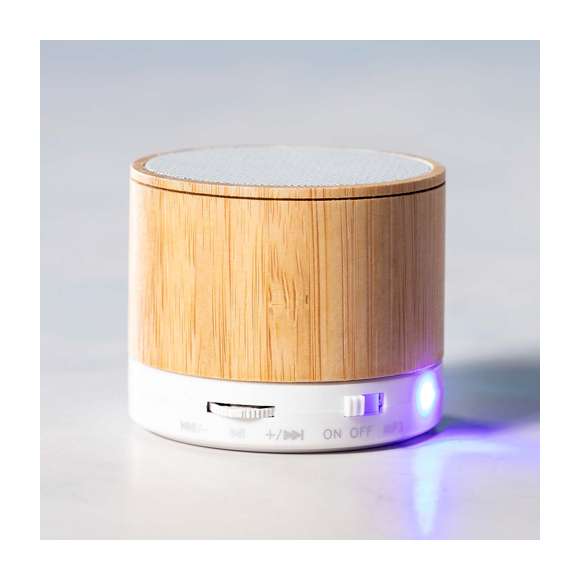 Compacto altavoz con cuerpo en bambú y conexión Bluetooth®. Rejilla metálica, con 3W de potencia, función manos libres, una ranura para tarjetas mini SD, función radio FM, y base antideslizante. Recargable mediante cable USB -incluido- y presentado en una atractiva caja de diseño.