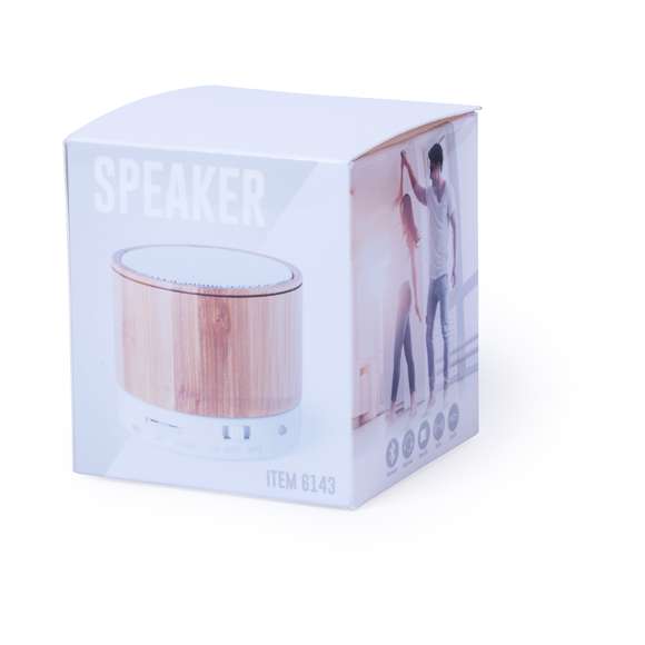 Compacto altavoz con cuerpo en bambú y conexión Bluetooth®. Rejilla metálica, con 3W de potencia, función manos libres, una ranura para tarjetas mini SD, función radio FM, y base antideslizante. Recargable mediante cable USB -incluido- y presentado en una atractiva caja de diseño.