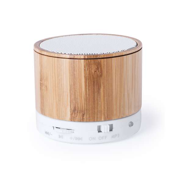Compacto altavoz con cuerpo en bambú y conexión Bluetooth®. Rejilla metálica, con 3W de potencia, función manos libres, una ranura para tarjetas mini SD, función radio FM, y base antideslizante. Recargable mediante cable USB -incluido- y presentado en una atractiva caja de diseño.