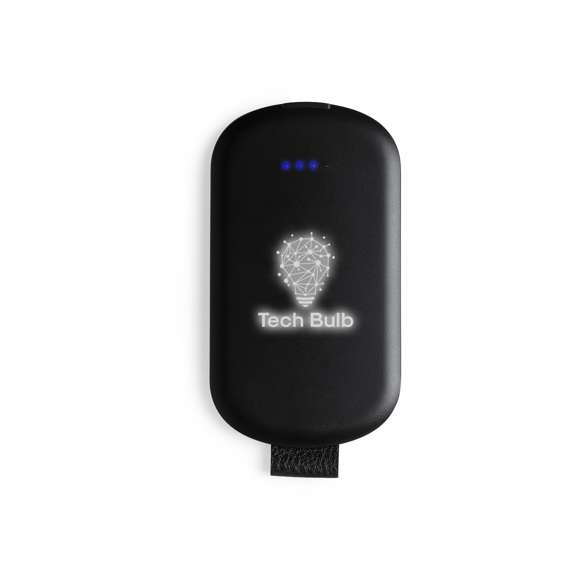 Batería auxiliar externa de 2.500 mAh de capacidad de carga. Con luz led interior y un recubrimiento exterior especialmente diseñado para marcaje en láser, con el que conseguirá que su publicidad o marca quede iluminada con luz blanca. Indicador de estado de carga, con salida USB y entrada micro USB -cable incluido-. Con amplia superficie de marcaje y presentada en atractiva caja de diseño. Las capacidades mostradas en todas nuestras baterías auxiliares externas son reales, incorporando todas ellas baterías de grado A y no recicladas, con una vida útil de al menos 500 ciclos de carga y según normativa CE. Además, están fabricadas conforme a los estándares RoHS y en cumplimiento con los siguientes requisitos de seguridad: Sistema de protección contra sobrecarga del power bank. Sistema de protección contra descarga completa que proporciona una mayor durabilidad del power bank. Sistema de bloqueo para evitar cortocircuitos. Sistema de transferencia de carga constante, acorde con la capacidad del dispositivo de destino.