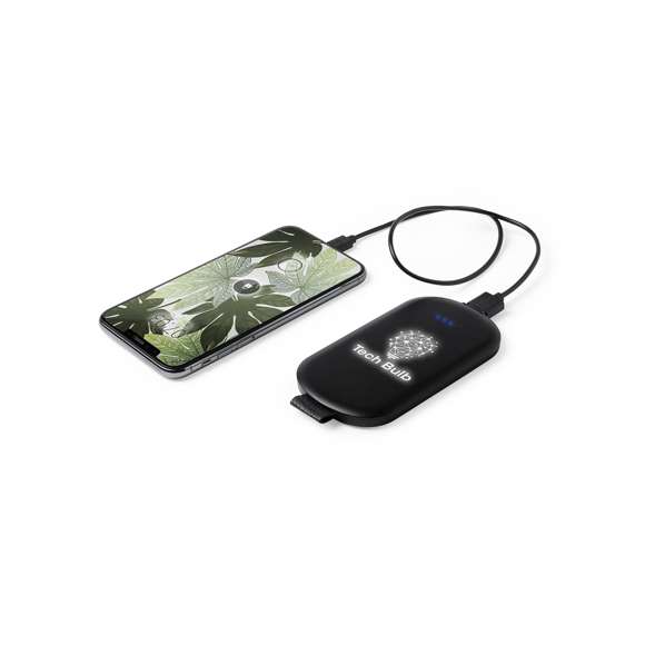 Batería auxiliar externa de 2.500 mAh de capacidad de carga. Con luz led interior y un recubrimiento exterior especialmente diseñado para marcaje en láser, con el que conseguirá que su publicidad o marca quede iluminada con luz blanca. Indicador de estado de carga, con salida USB y entrada micro USB -cable incluido-. Con amplia superficie de marcaje y presentada en atractiva caja de diseño. Las capacidades mostradas en todas nuestras baterías auxiliares externas son reales, incorporando todas ellas baterías de grado A y no recicladas, con una vida útil de al menos 500 ciclos de carga y según normativa CE. Además, están fabricadas conforme a los estándares RoHS y en cumplimiento con los siguientes requisitos de seguridad: Sistema de protección contra sobrecarga del power bank. Sistema de protección contra descarga completa que proporciona una mayor durabilidad del power bank. Sistema de bloqueo para evitar cortocircuitos. Sistema de transferencia de carga constante, acorde con la capacidad del dispositivo de destino.