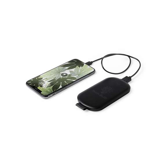 Batería auxiliar externa de 2.500 mAh de capacidad de carga. Con luz led interior y un recubrimiento exterior especialmente diseñado para marcaje en láser, con el que conseguirá que su publicidad o marca quede iluminada con luz blanca. Indicador de estado de carga, con salida USB y entrada micro USB -cable incluido-. Con amplia superficie de marcaje y presentada en atractiva caja de diseño. Las capacidades mostradas en todas nuestras baterías auxiliares externas son reales, incorporando todas ellas baterías de grado A y no recicladas, con una vida útil de al menos 500 ciclos de carga y según normativa CE. Además, están fabricadas conforme a los estándares RoHS y en cumplimiento con los siguientes requisitos de seguridad: Sistema de protección contra sobrecarga del power bank. Sistema de protección contra descarga completa que proporciona una mayor durabilidad del power bank. Sistema de bloqueo para evitar cortocircuitos. Sistema de transferencia de carga constante, acorde con la capacidad del dispositivo de destino.