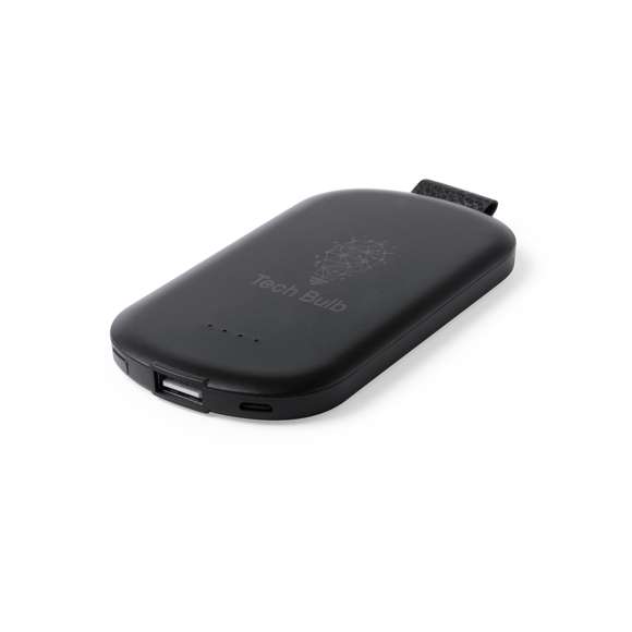 Batería auxiliar externa de 2.500 mAh de capacidad de carga. Con luz led interior y un recubrimiento exterior especialmente diseñado para marcaje en láser, con el que conseguirá que su publicidad o marca quede iluminada con luz blanca. Indicador de estado de carga, con salida USB y entrada micro USB -cable incluido-. Con amplia superficie de marcaje y presentada en atractiva caja de diseño. Las capacidades mostradas en todas nuestras baterías auxiliares externas son reales, incorporando todas ellas baterías de grado A y no recicladas, con una vida útil de al menos 500 ciclos de carga y según normativa CE. Además, están fabricadas conforme a los estándares RoHS y en cumplimiento con los siguientes requisitos de seguridad: Sistema de protección contra sobrecarga del power bank. Sistema de protección contra descarga completa que proporciona una mayor durabilidad del power bank. Sistema de bloqueo para evitar cortocircuitos. Sistema de transferencia de carga constante, acorde con la capacidad del dispositivo de destino.