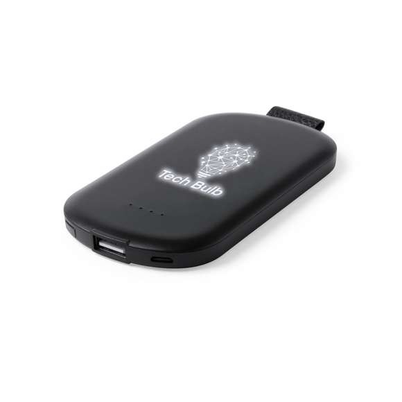 Batería auxiliar externa de 2.500 mAh de capacidad de carga. Con luz led interior y un recubrimiento exterior especialmente diseñado para marcaje en láser, con el que conseguirá que su publicidad o marca quede iluminada con luz blanca. Indicador de estado de carga, con salida USB y entrada micro USB -cable incluido-. Con amplia superficie de marcaje y presentada en atractiva caja de diseño. Las capacidades mostradas en todas nuestras baterías auxiliares externas son reales, incorporando todas ellas baterías de grado A y no recicladas, con una vida útil de al menos 500 ciclos de carga y según normativa CE. Además, están fabricadas conforme a los estándares RoHS y en cumplimiento con los siguientes requisitos de seguridad: Sistema de protección contra sobrecarga del power bank. Sistema de protección contra descarga completa que proporciona una mayor durabilidad del power bank. Sistema de bloqueo para evitar cortocircuitos. Sistema de transferencia de carga constante, acorde con la capacidad del dispositivo de destino.