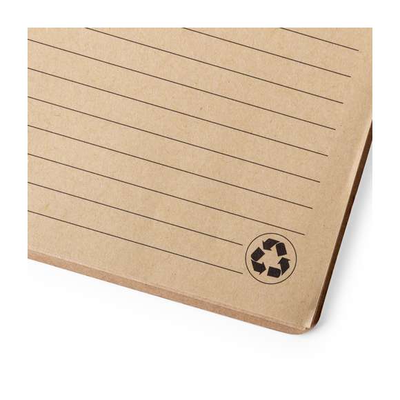 Libreta de anillas en línea nature con tapas rígidas de bambú y original cierre elástico. Incluye 80 hojas con disposición a una raya y diseño eco.