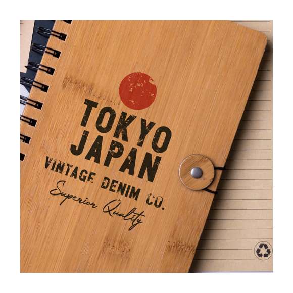 Libreta de anillas en línea nature con tapas rígidas de bambú y original cierre elástico. Incluye 80 hojas con disposición a una raya y diseño eco.