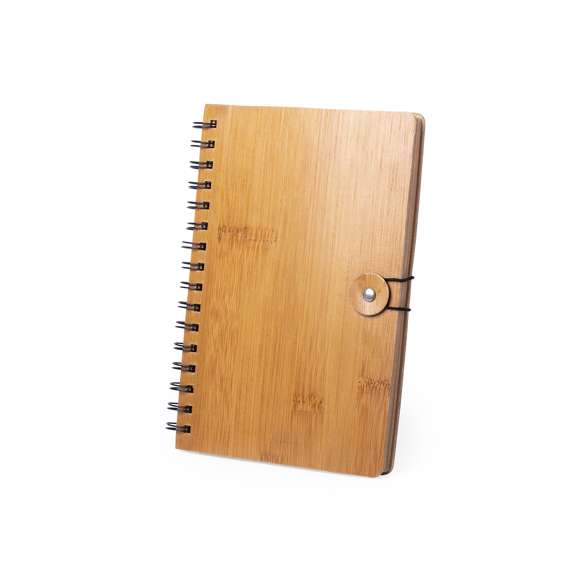 Libreta de anillas en línea nature con tapas rígidas de bambú y original cierre elástico. Incluye 80 hojas con disposición a una raya y diseño eco.
