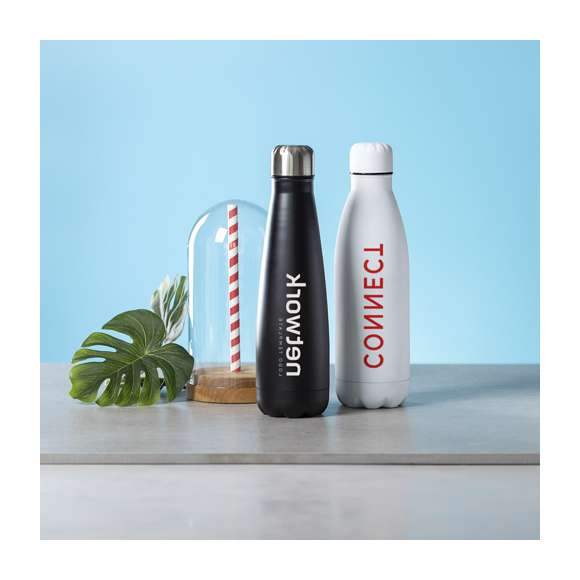 Bidón fabricado en acero inox de 790ml. Con tapón de seguridad de rosca. De original acabado mate completo en vivos y variados colores. Presentado en atractiva caja de diseño.