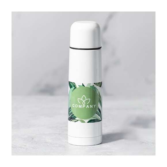 Termo de 500ml de capacidad en resistente acero inox. Superficie exterior especialmente diseñada para marcaje en sublimación. Con tapón de seguridad y presentado en atractiva caja individual de diseño.
