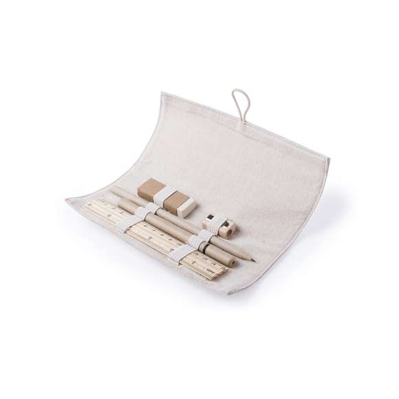 Original estuche de línea nature. Fabricado en yute y algodón, con elegante cierre de botón. Contiene 5 piezas de acabado nature: Goma de borrar, sacapuntas y bolígrafo de cartón reciclado, con lápiz y regla de madera.