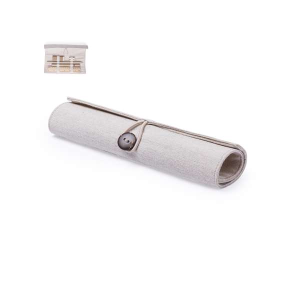 Original estuche de línea nature. Fabricado en yute y algodón, con elegante cierre de botón. Contiene 5 piezas de acabado nature: Goma de borrar, sacapuntas y bolígrafo de cartón reciclado, con lápiz y regla de madera.
