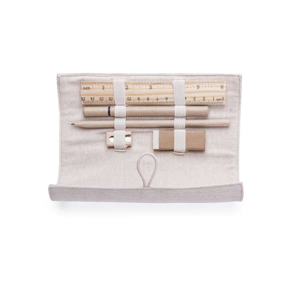 Original estuche de línea nature. Fabricado en yute y algodón, con elegante cierre de botón. Contiene 5 piezas de acabado nature: Goma de borrar, sacapuntas y bolígrafo de cartón reciclado, con lápiz y regla de madera.