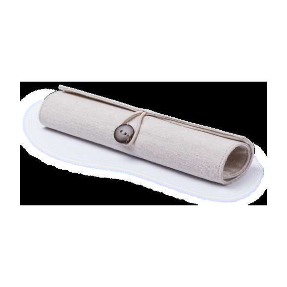 Original estuche de línea nature. Fabricado en yute y algodón, con elegante cierre de botón. Contiene 5 piezas de acabado nature: Goma de borrar, sacapuntas y bolígrafo de cartón reciclado, con lápiz y regla de madera.