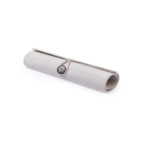 Original estuche de línea nature. Fabricado en yute y algodón, con elegante cierre de botón. Contiene 5 piezas de acabado nature: Goma de borrar, sacapuntas y bolígrafo de cartón reciclado, con lápiz y regla de madera.