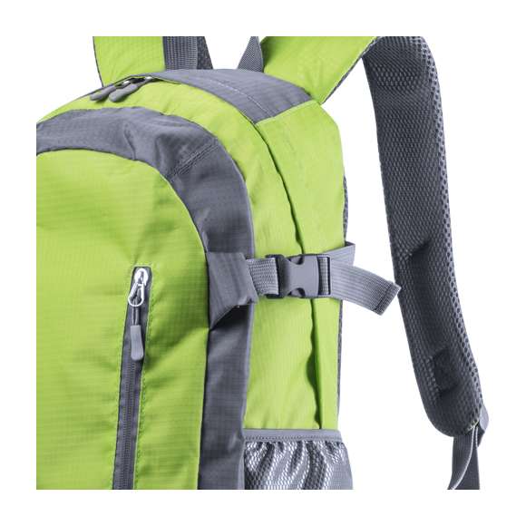 Mochila técnica en resistente combinación de poliéster 210D y ripstop, con una atractiva combinación de colores. Con cierre de cremallera de doble tirador metálico y bolsillos en frontal. Con refuerzos de nylon ajustables en los cierres y esquinas reforzadas. Espalda con acolchado ergonómico, cintas de hombros acolchadas con cintas de ajuste regulables y cierre de clic.