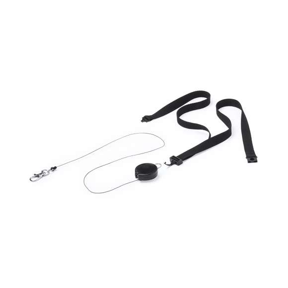 Práctico lanyard en poliéster con accesorio extensible. Accesorio de seguridad en el cuello y accesorio retráctil extensible con clip de ajuste en un lado, dejando el otro lado libre para el logotipado. Mosquetón metálico. Conjunto disponible en colores blanco y negro.
