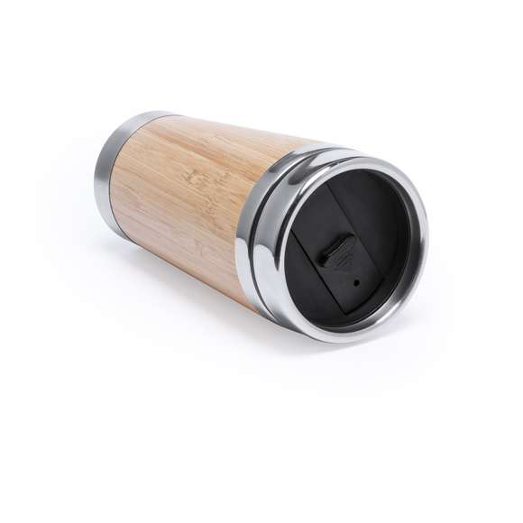 Vaso con interior en acero inox y parte exterior en madera de bambú de 500ml de capacidad. Con tapa dosificador de seguridad y abrefácil. Es ideal para tener en tu escritorio, mesa o en cualquier superficie donde disfrutar tranquilamente de tu bebida favorita.