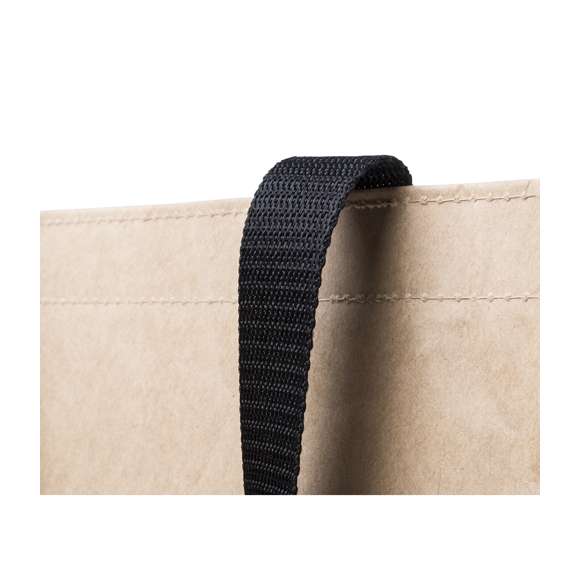  	Bolsa ecológica en material KPP -combinación de papel y non-woven- de 140g/m2. De acabado cosido, con asas largas de 60 cm reforzadas en contraste negro. Resistencia hasta 7kg de peso.