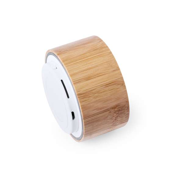 Compacto altavoz con cuerpo en bambú y conexión Bluetooth®. Con 3W de potencia, función manos libres, radio FM, una ranura para tarjetas mini SD y base antideslizante. Recargable mediante cable USB -incluido- y presentado en una atractiva caja de diseño.