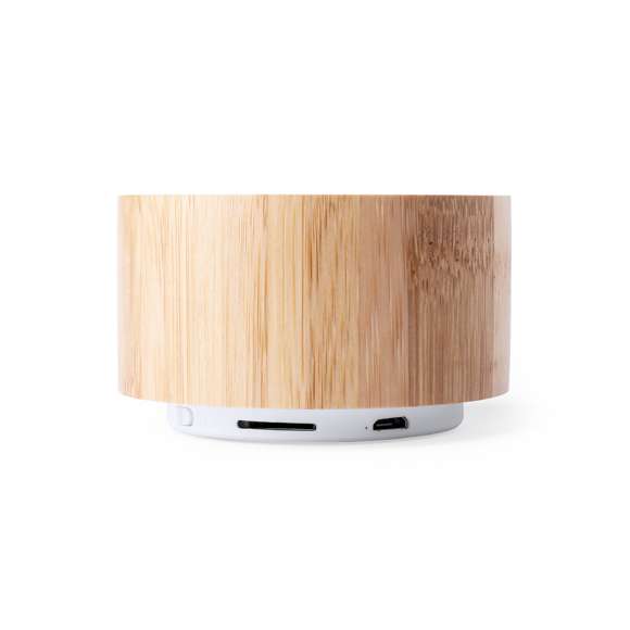 Compacto altavoz con cuerpo en bambú y conexión Bluetooth®. Con 3W de potencia, función manos libres, radio FM, una ranura para tarjetas mini SD y base antideslizante. Recargable mediante cable USB -incluido- y presentado en una atractiva caja de diseño.