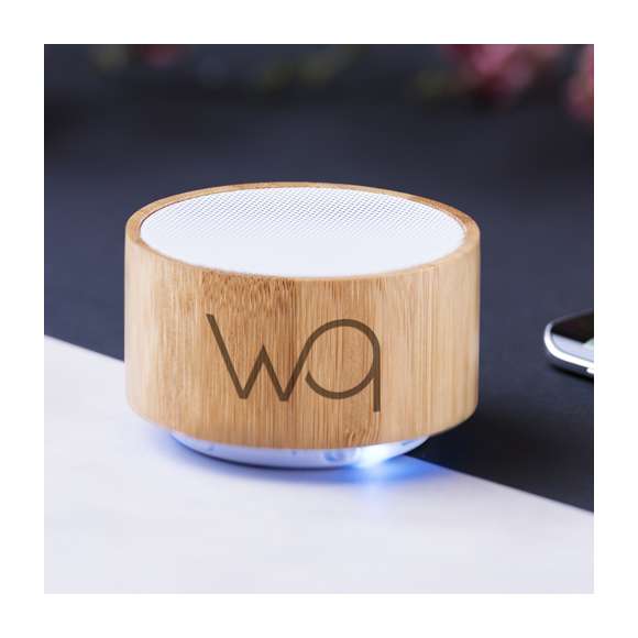 Compacto altavoz con cuerpo en bambú y conexión Bluetooth®. Con 3W de potencia, función manos libres, radio FM, una ranura para tarjetas mini SD y base antideslizante. Recargable mediante cable USB -incluido- y presentado en una atractiva caja de diseño.