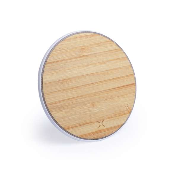 Cargador inalámbrico de línea nature, con base de carga en madera de bambú. Base antideslizante y compatible con dispositivos equipados con tecnología de carga inalámbrica. Presentado en atractiva caja de diseño. Cable USB incluido.