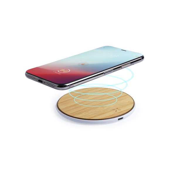 Cargador inalámbrico de línea nature, con base de carga en madera de bambú. Base antideslizante y compatible con dispositivos equipados con tecnología de carga inalámbrica. Presentado en atractiva caja de diseño. Cable USB incluido.